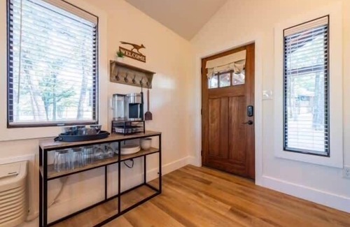 Elm Mott Ski Chalet | The Roadrunner Cabin 15MIN to Magnolia & Baylor