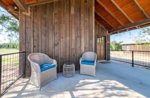 Elm Mott Ski Chalet | The Roadrunner Cabin 15MIN to Magnolia Baylor