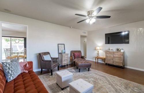 New Northtown House | The Roadrunner4 Bd w Hot Tub & Mountain Views
