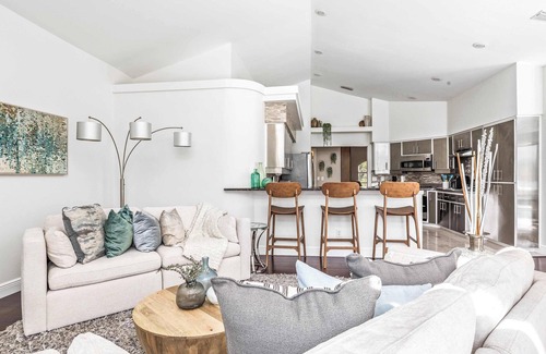 Keystone House | The Robins Nest|Lakefront Home w/Pool & Theater