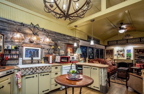 Granbury Cottage | The Rock at Lake Granbury-lakeside country charm.