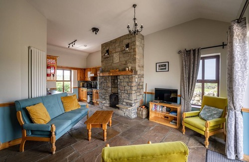 Creevy Cottage | The Rock: Creevy Cottages are 1 minute to pier/sea