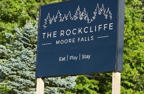 Minden Hills Hotel | The Rockcliffe Moore Falls (East Rose Suite)