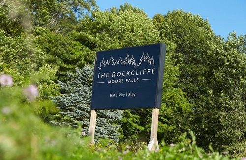 Minden Hills Hotel | The Rockcliffe Moore Falls (East Rose Suite)