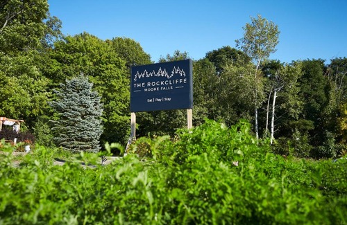Minden Hills Hotel | The Rockcliffe Moore Falls (East Rose Suite)