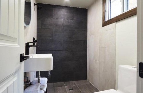 Minden Hills Hotel | The Rockcliffe Moore Falls (East Rose Suite)