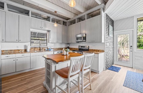 Temple Crest House | The Roller Coaster River Retreat