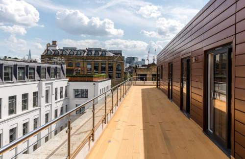 Clerkenwell Apartment | The Roof is on "Fire" - Farringdon - by Frankie Says