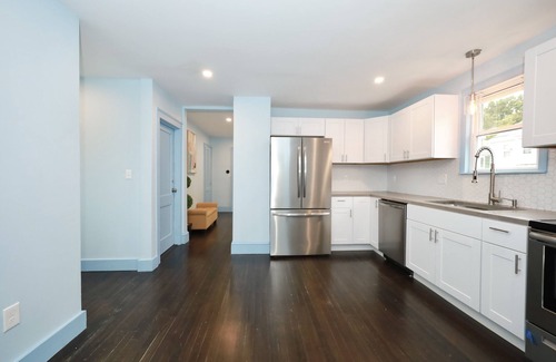 Center Apartment | The Roosevelt 1, near mall, sleeps 6, Stylish, Parking, quiet area