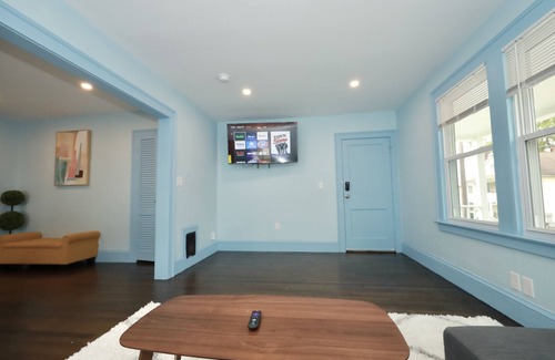 Center Apartment | The Roosevelt 1, near mall, sleeps 6, Stylish, Parking, quiet area