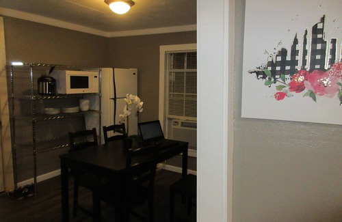 North San Antonio - SAT House | The Roost 🐓 - Guest House with Queen bed and Twin futon