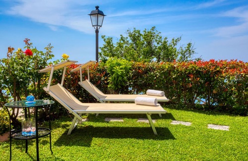 Pogerola Villa | The ROSE GARDEN WaveView, Parking & 5 Steps In-DolceVita for two at sunset!