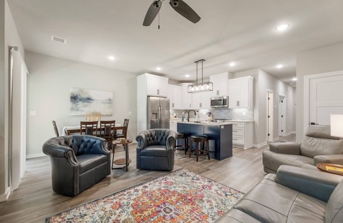 Broken Arrow House | The Rose Retreat - Walk to the Broken Arrow Rose District