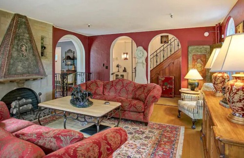 Jamestown Bed & Breakfast | The Rose Room at The Oaks Hotel