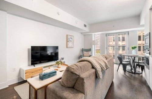Bay Cloverhill Apartment | The Royal Nest in Downtown Toronto!