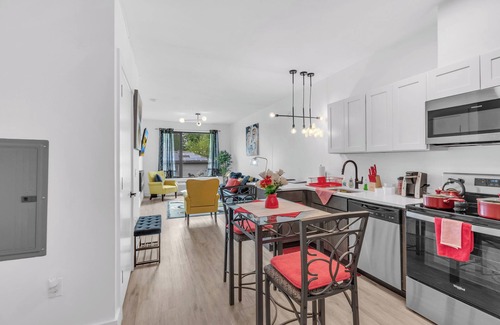 Elizabeth Apartment | The Royal Oasis 1 BR Apt. Near NYC/EWR with an Indoor Pool & Free Parking