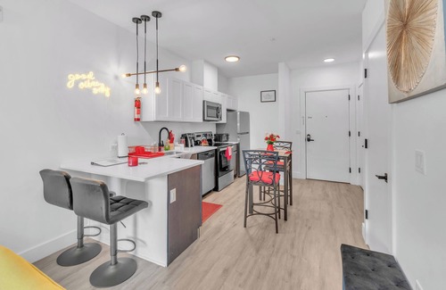 Elizabeth Apartment | The Royal Oasis 1 BR Apt. Near NYC/EWR with an Indoor Pool & Free Parking