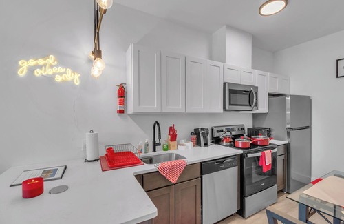 Elizabeth Apartment | The Royal Oasis 1 BR Apt. Near NYC/EWR with an Indoor Pool & Free Parking