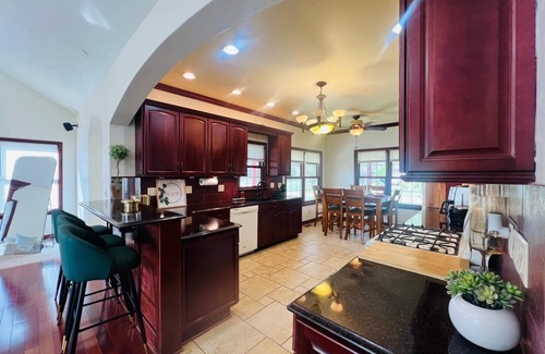 Greater South Side House | The Royal Palace/pool/Jacuzzi/Theater/Pool table/Fire pit.