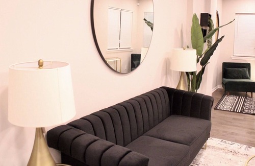 Pen Lucy House | The Royal Palace w/deluxe king suite