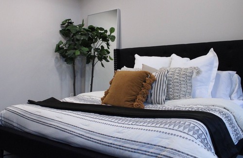 Pen Lucy House | The Royal Palace w/deluxe king suite