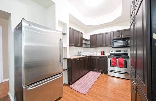 Brantford House | The Rustic: A Comfy 5 bedroom home open to longterm stays
