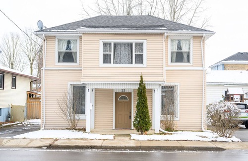 Brantford House | The Rustic: A Comfy 5 bedroom home open to longterm stays