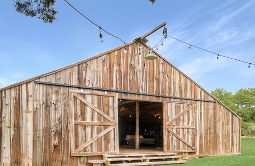 Round Top House | The Rustic Barn @ The NEST at Round Top 6mil to The Square