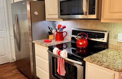 McKinney House | The Rustic Chandelier- 3 bedrooms 2 1/2 baths, full kitchen, 4 TV's and WIFI