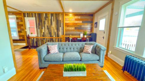 Albany Apartment | The Rustic Home Albany NY - 3 Bedroom Private Second Floor Apartment