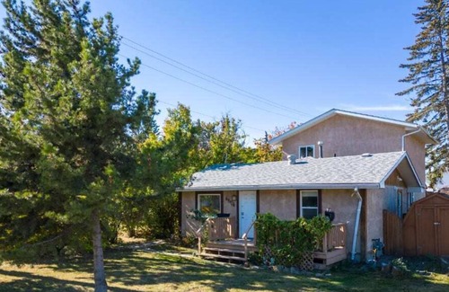 Sylvan Lake House | The Sahara | No Service Fees | Backyard & BBQ