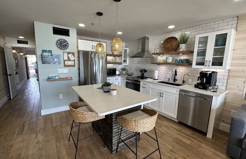 Crystal Beach Condo | "The Salty Shack” by 𝗙𝗶𝘃𝗲 𝗦𝗮𝗹𝘁𝘆 𝗦𝗼𝘂𝗹𝘀 Fully renovated 1st flr beachfront condo🐬