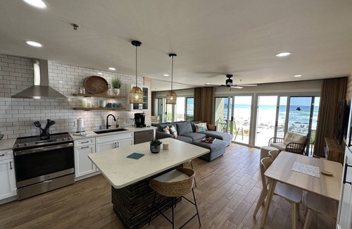 Crystal Beach Condo | "The Salty Shack” by 𝗙𝗶𝘃𝗲 𝗦𝗮𝗹𝘁𝘆 𝗦𝗼𝘂𝗹𝘀 Fully renovated 1st flr beachfront condo🐬