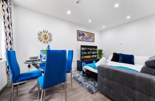 Watford Apartment | The Sapphire Retreat! 5 Mins to Harry Potter World!