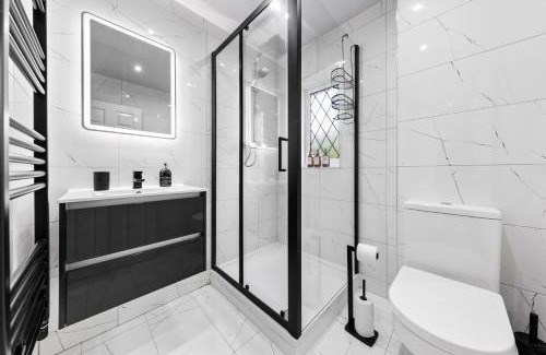 Watford Apartment | The Sapphire Retreat! 5 Mins to Harry Potter World!