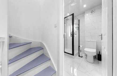 Watford Apartment | The Sapphire Retreat! 5 Mins to Harry Potter World!