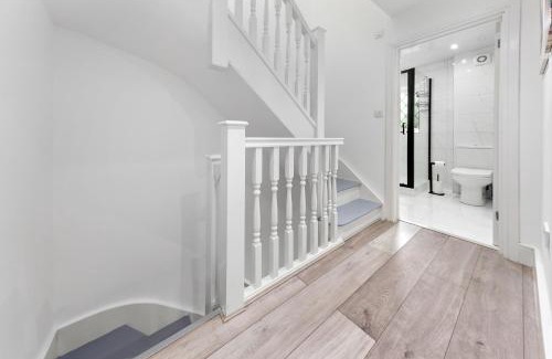 Watford Apartment | The Sapphire Retreat! 5 Mins to Harry Potter World!