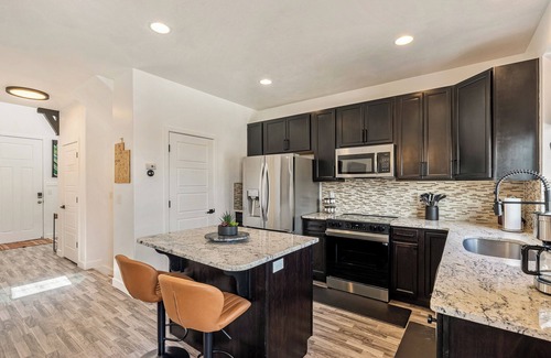 Saratoga Springs House | The Saratoga Western I The Airbnfree I 30 Day stay