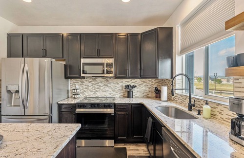 Saratoga Springs House | The Saratoga Western I The Airbnfree I 30 Day stay