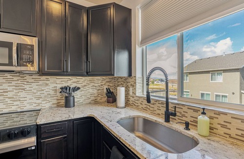 Saratoga Springs House | The Saratoga Western I The Airbnfree I 30 Day stay