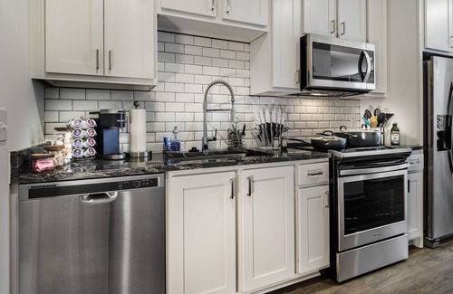 Linthicum Heights Apartment | The Savvy Traveler, Pool - Gym - Fast Internet - BWI - New Listing