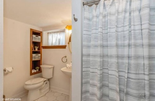 University Heights House | The Scandinavian-Blocks from Kinnick stadium/UIHC