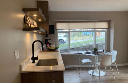 Renfrew-Collingwood Apartment | The Scandinavian House by Maple Dream Homestay- near Sky train