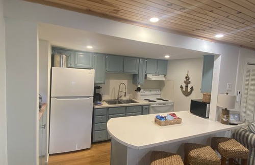 Old Orchard Beach Apartment | The Sea Breezy vacation house, unit #1, sleeps 8. 5 min walk to the beach!