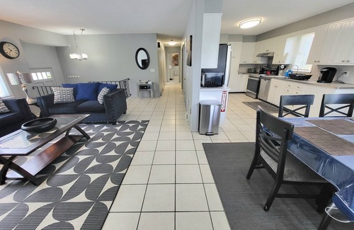 New London House | THE SEA BREEZE OCEAN BEACH HOUSE: 6 QUEEN BEDS