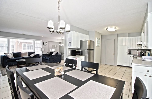 New London House | THE SEA BREEZE OCEAN BEACH HOUSE: 6 QUEEN BEDS