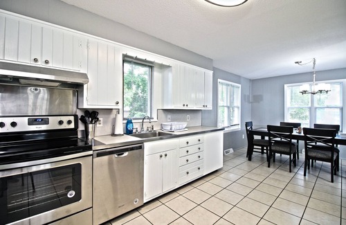 New London House | THE SEA BREEZE OCEAN BEACH HOUSE: 6 QUEEN BEDS