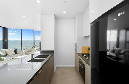 Surfers Paradise Apartment | The Seabreeze - Lv 67 King Bed 2BDR *Netflix/Pool*