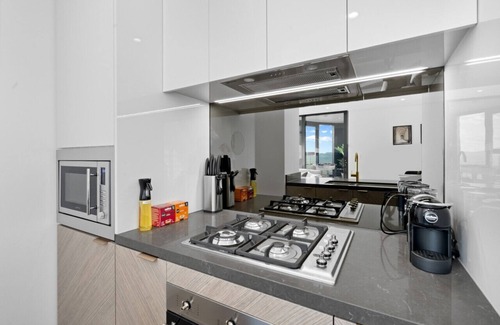 Surfers Paradise Apartment | The Seabreeze - Lv 67 King Bed 2BDR *Netflix/Pool*
