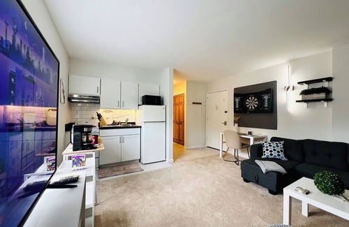 Stamford Apartment | The Season’s Luxe One Bedroom Apartment, Center of Stamford, Train2NYC